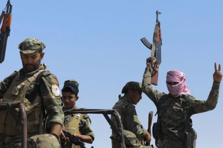 Que se cache-t-il derrière les affrontements entre les tribus arabes et les FDS dans l’est de la Syrie ?