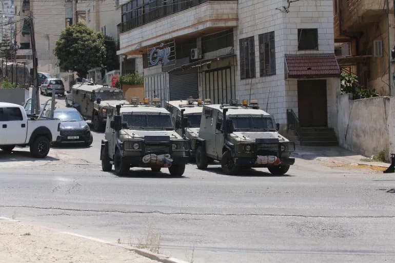 Les forces d'occupation mènent des raids en Cisjordanie et blessent un jeune homme à Naplouse