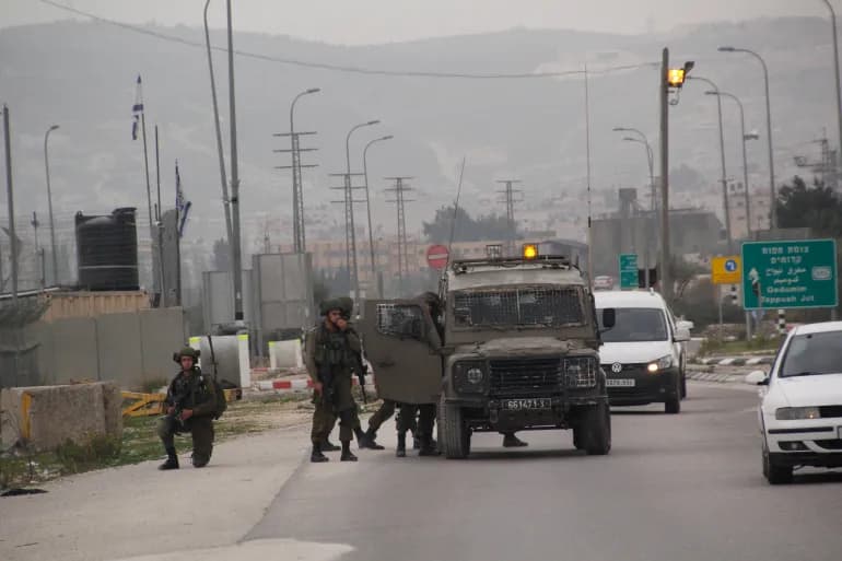 L'occupation blesse 4 Palestiniens à Naplouse et arrête un prisonnier libéré de Ramallah