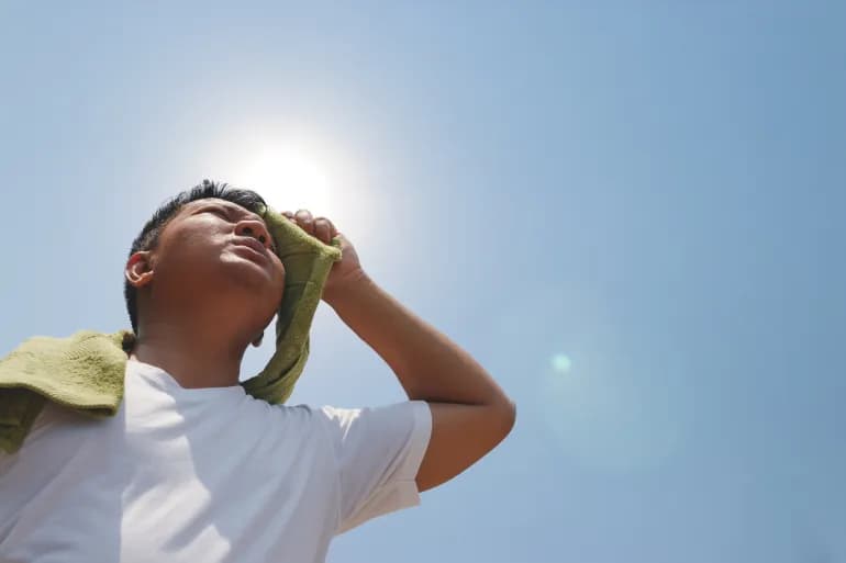 Avec la hausse des températures estivales… Comment se débarrasser de l’odeur de sueur ?