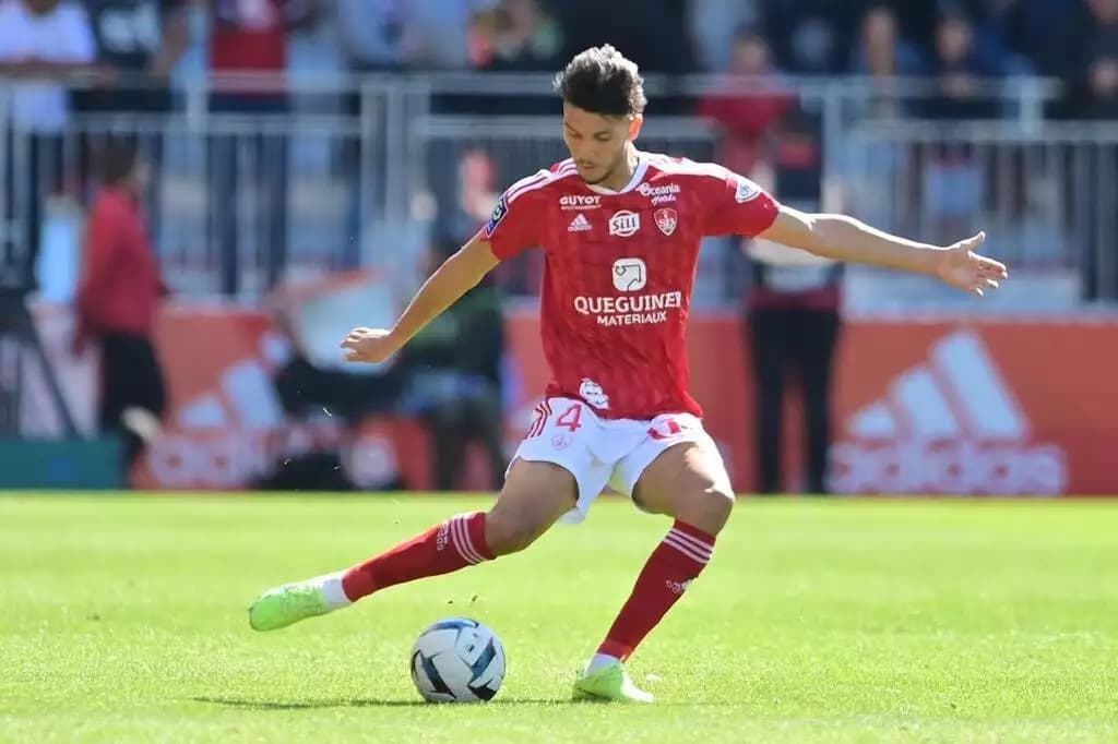 Achraf Dari rejoint Al Ahly : le Stade Brestois officialise le transfert