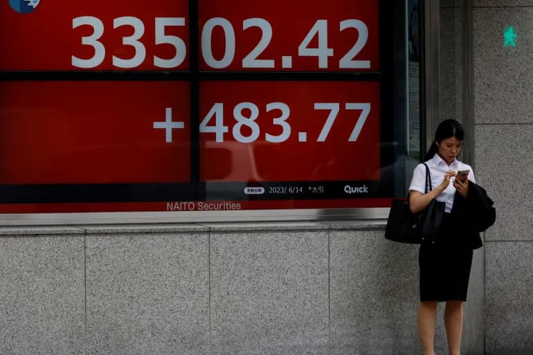 La banque centrale japonaise s'attend à augmenter les taux d'intérêt et le marché boursier se redresse