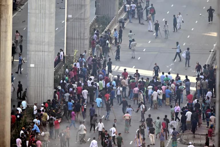 Des dizaines de personnes ont été tuées lors d'affrontements au Bangladesh et le gouvernement a annoncé un couvre-feu.