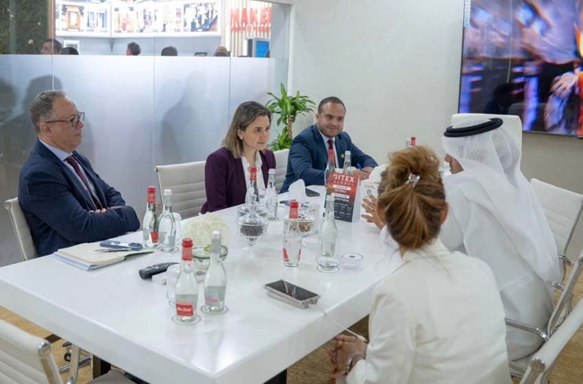 Ghita Mezzour s'entretenait avec le directeur du Centre commercial mondial de Dubaï