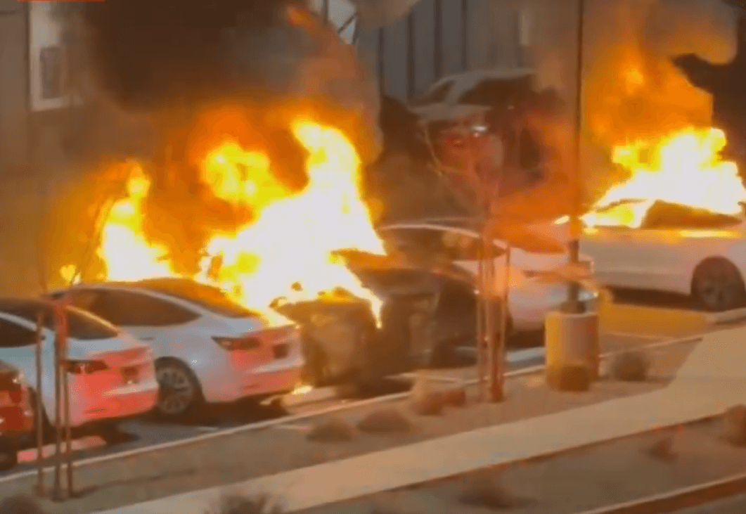 7 voitures électriques Tesla en flammes dans le nord de l'Allemagne