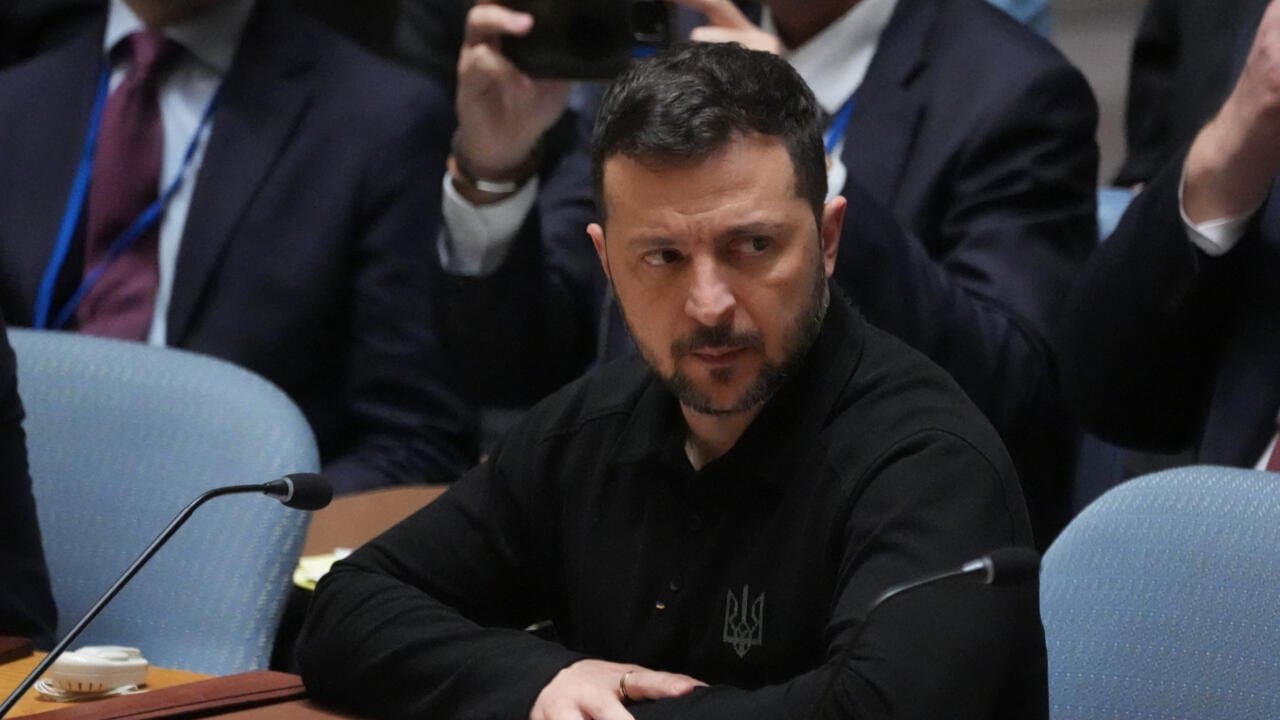 Zelensky appelle à la paix, Moscou frappe encore