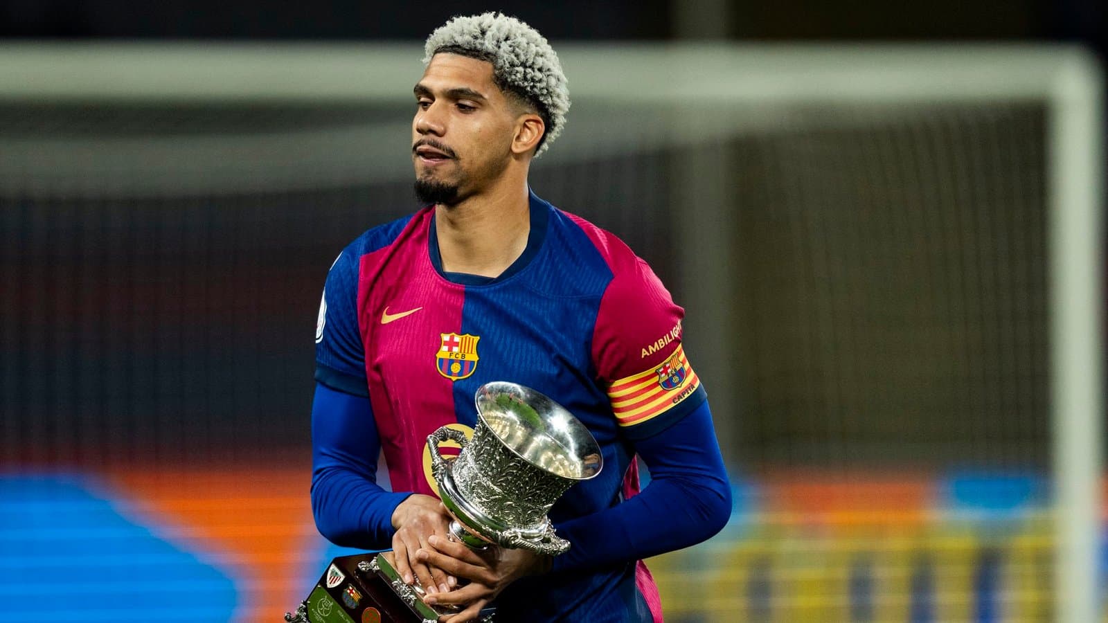 FC Barcelone: Araujo pourrait quitter le club cet été