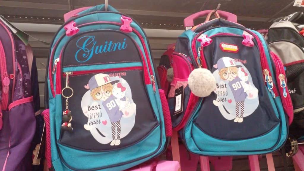 Cartables scolaires bloqués: la colère des importateurs