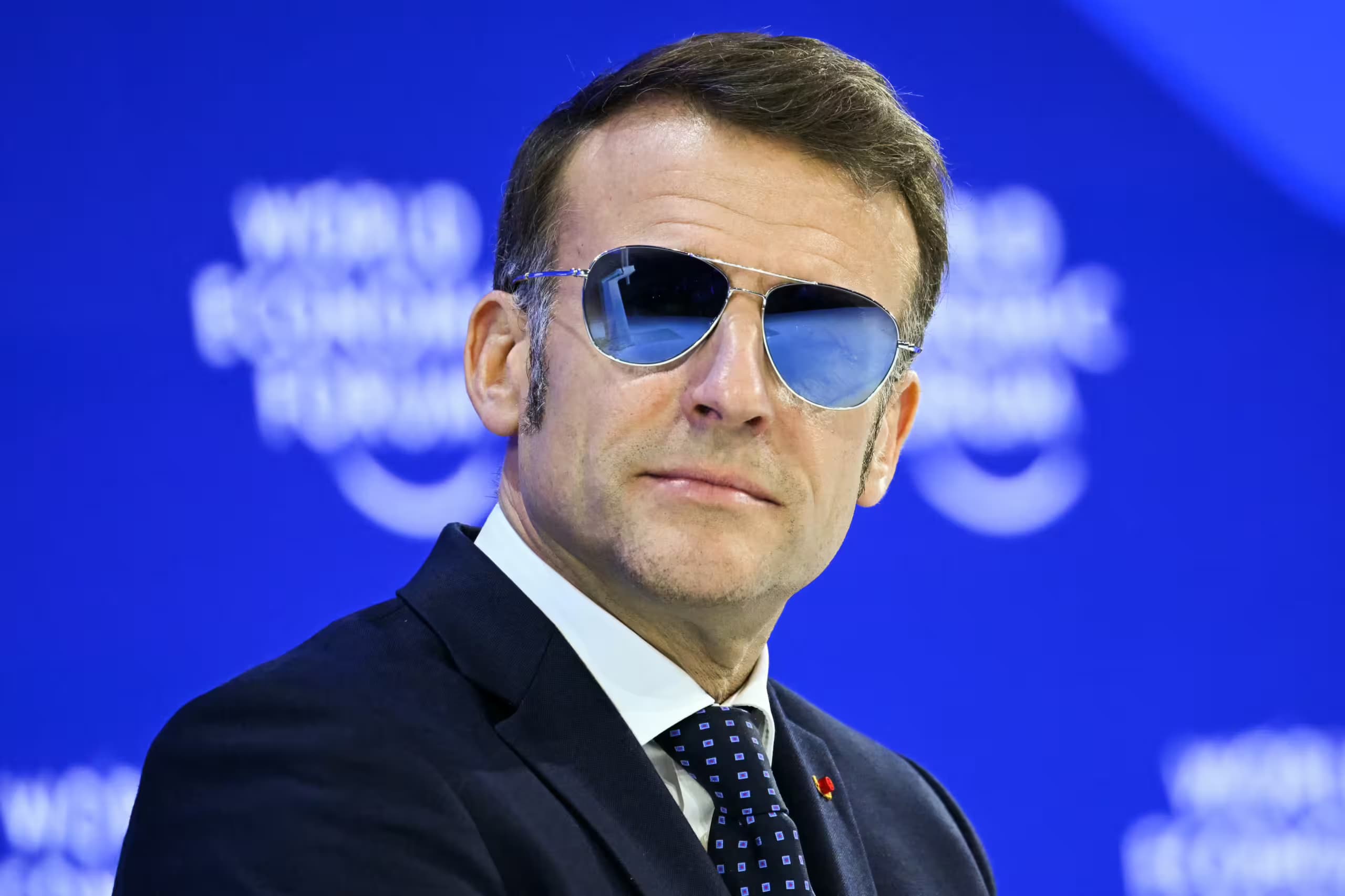 Quand les lunettes de Macron font bondir une action italienne !