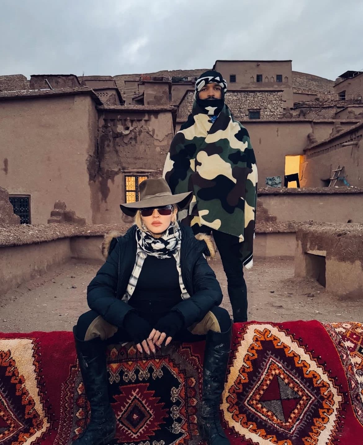 Madonna sous le charme du Sahara marocain