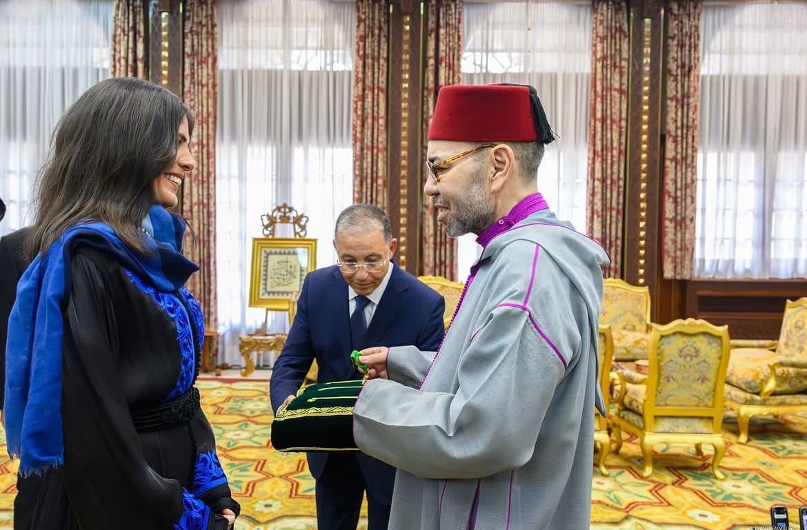 SM le Roi honore l’alpiniste Nawal Sfendla