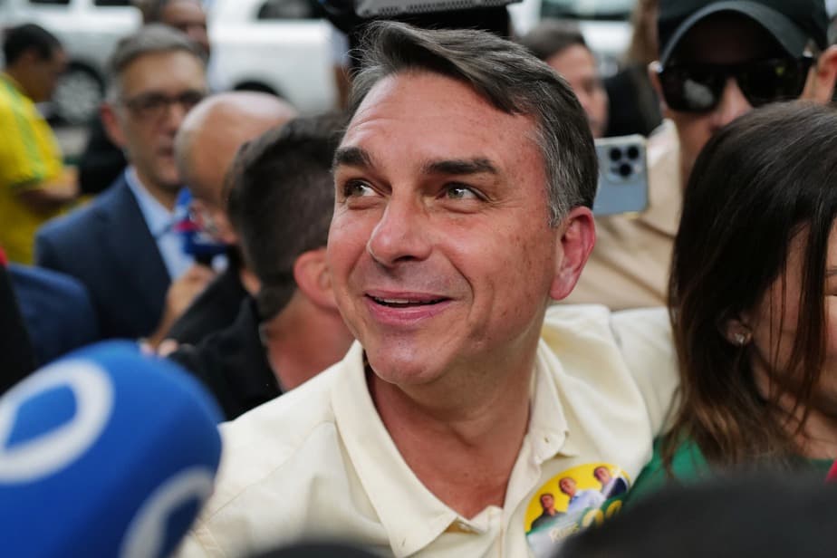 Présidentielle au Brésil : Flávio Bolsonaro devance Lula au premier tour