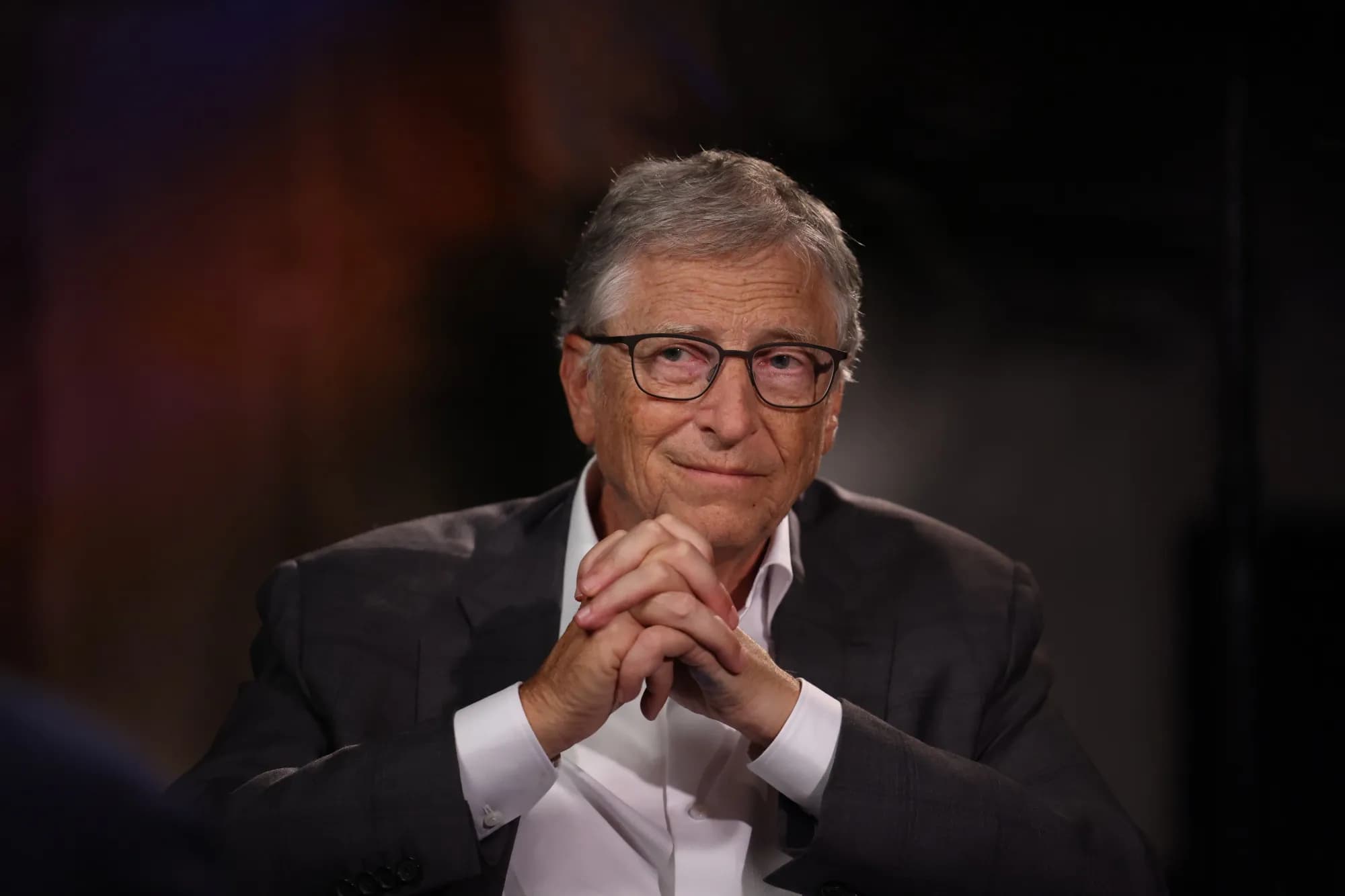 Bill Gates met en garde : L’IA avance plus vite que les gouvernements