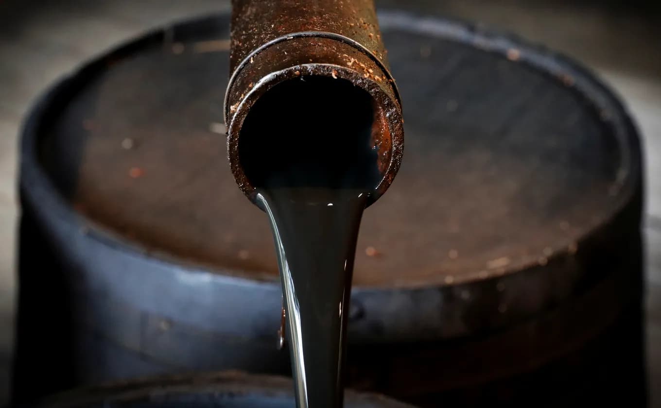 Pétrole : Le baril frôle les 100 dollars, les marchés mondiaux vacillent