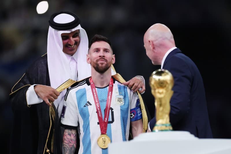 Mondial: la cape arabe traditionnelle portée par Messi enregistre un bond de ses ventes