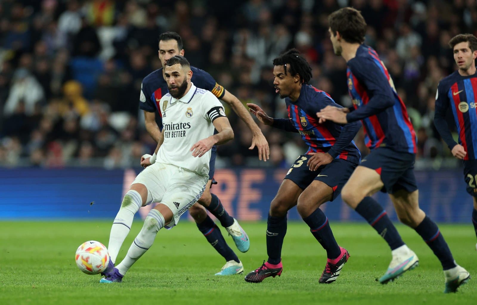 Le FC Barcelone prêt à saisir la justice suite à des décisions arbitrales controversées dans le Clásico