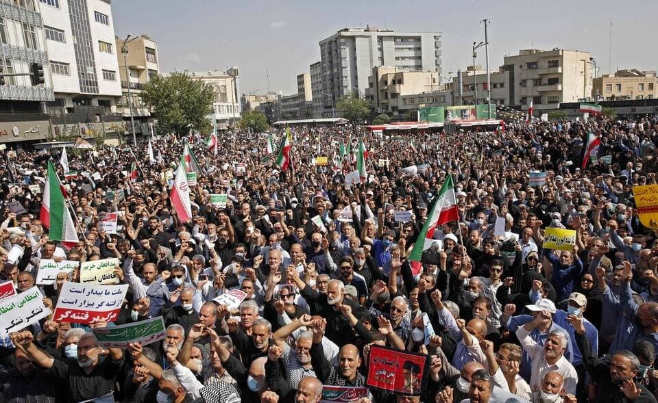 "Mort au dictateur": Le peuple iranien descend dans la rue