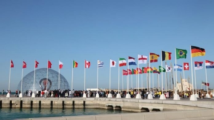 Les-drapeaux-des-pays-d-ores-et-deja-qualifies-pour-la-Coupe-du-monde-au-Qatar-21-novembre-18-decembre-2022-ornent-le-quartier-de-West-Bay-a-Doha-le-30-mars-2022-1382091