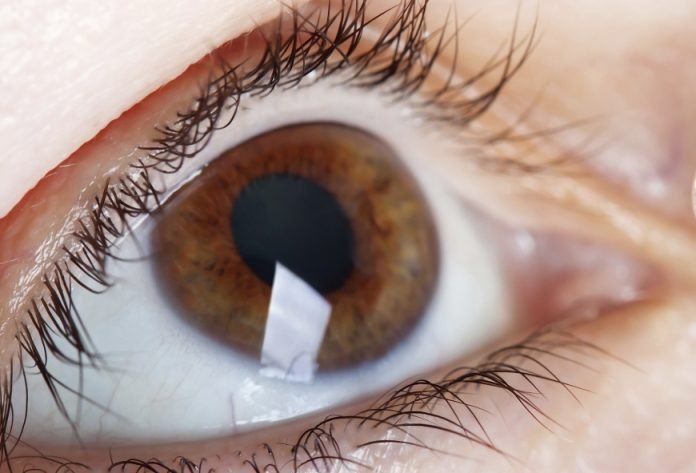 thinkstock-eyedrop-eye