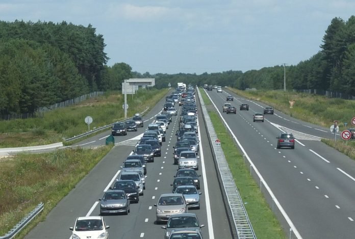 1317867-trafic-routier-sur-une-autoroute-illustration