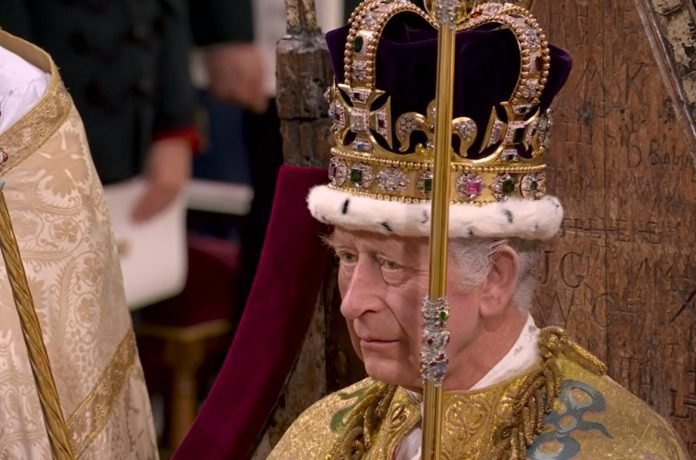 Le roi Charles III est couronné Un cri de 'God Save The King'