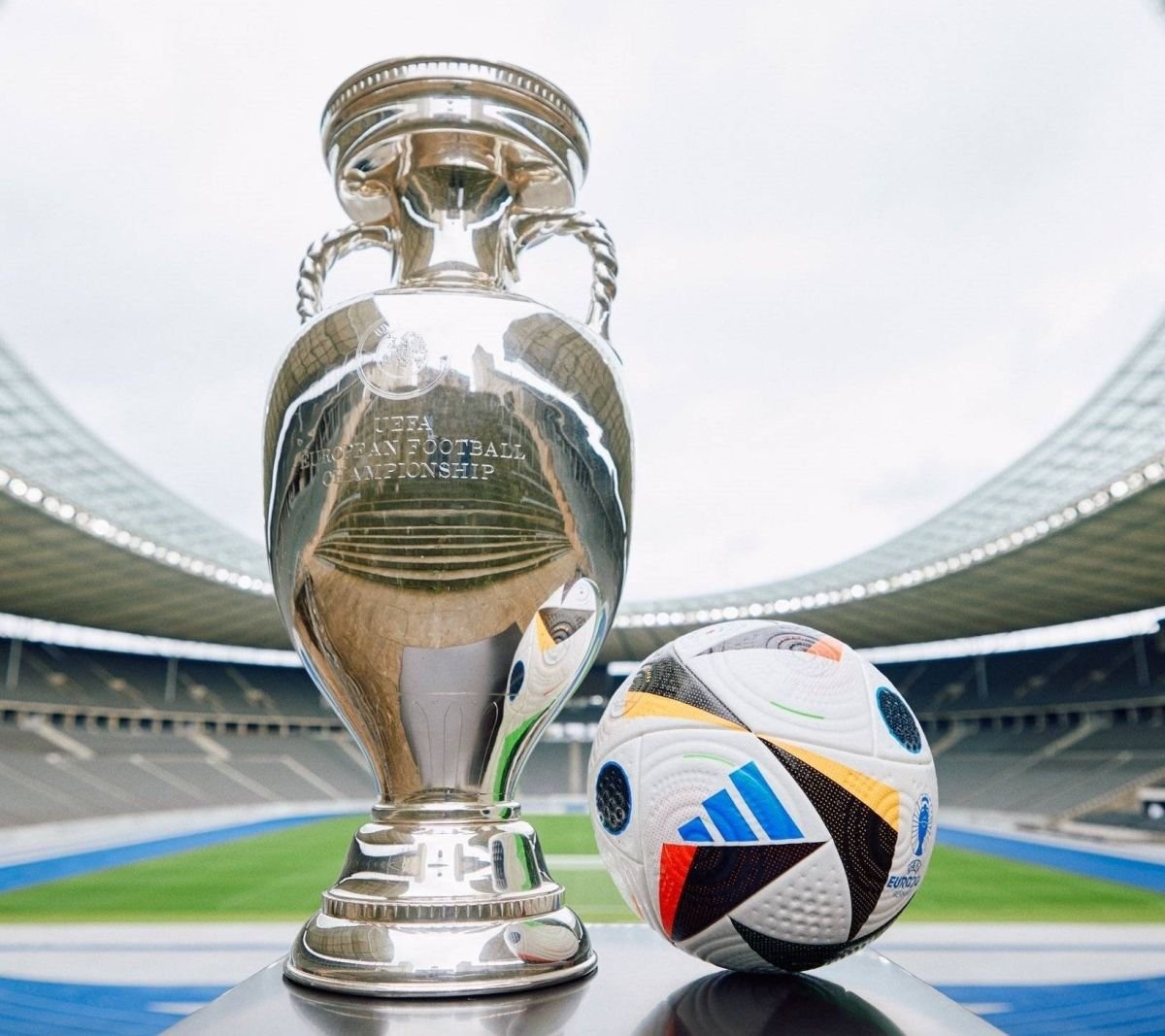 Euro 2024 : L'UEFA présente un ballon connecté, nouvel « assistant » pour  les arbitres.