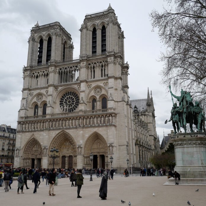 1316764-la-cathedrale-notre-dame-de-paris
