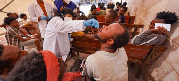 At IOM’s Migrant Response Point in Aden, migrants receive the cholera vaccine as part of a nationwide effort to tackle the outbreak.
