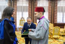 SM le Roi honore l’alpiniste Nawal Sfendla